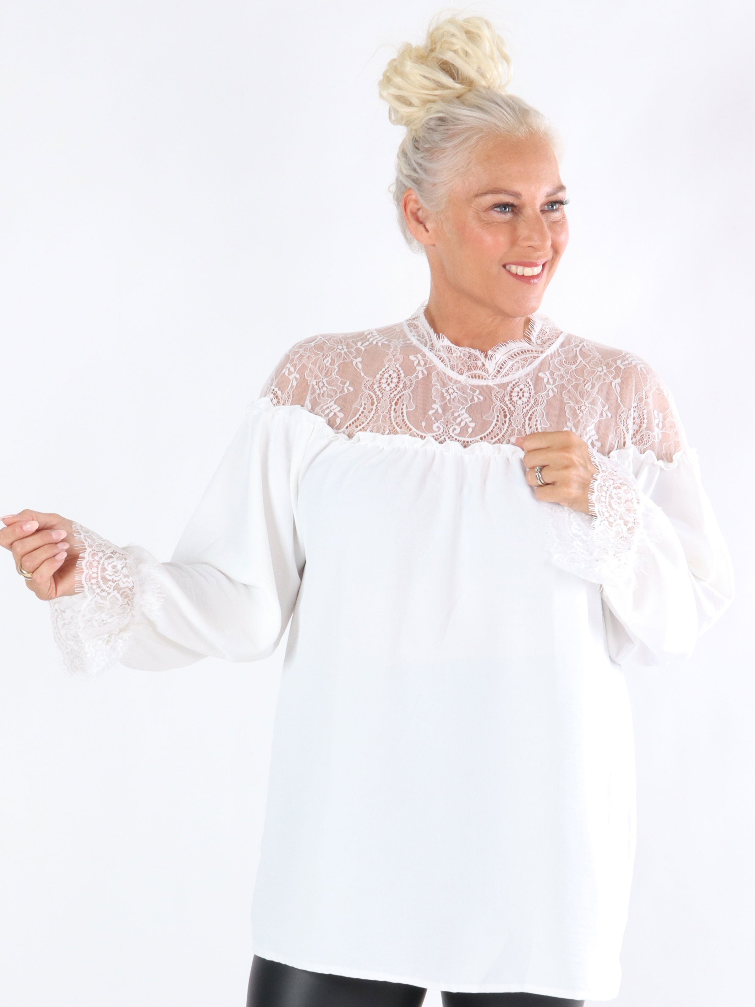 Tricia - Tunika med feminina detaljer och spets